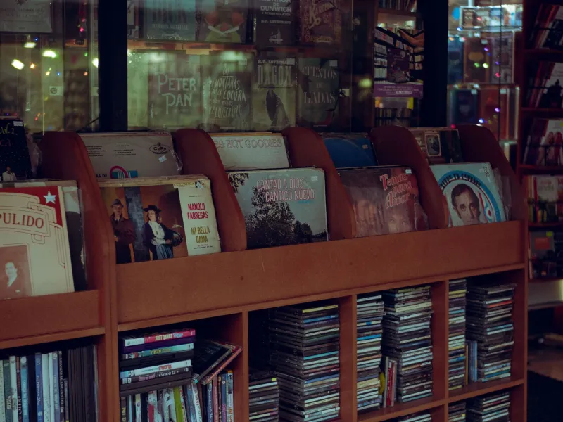 El vinilo no ha muerto: las tiendas de discos que mantienen el pulso musical de los barrios